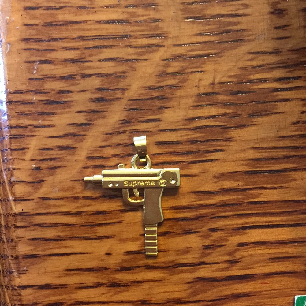 Supreme pendant